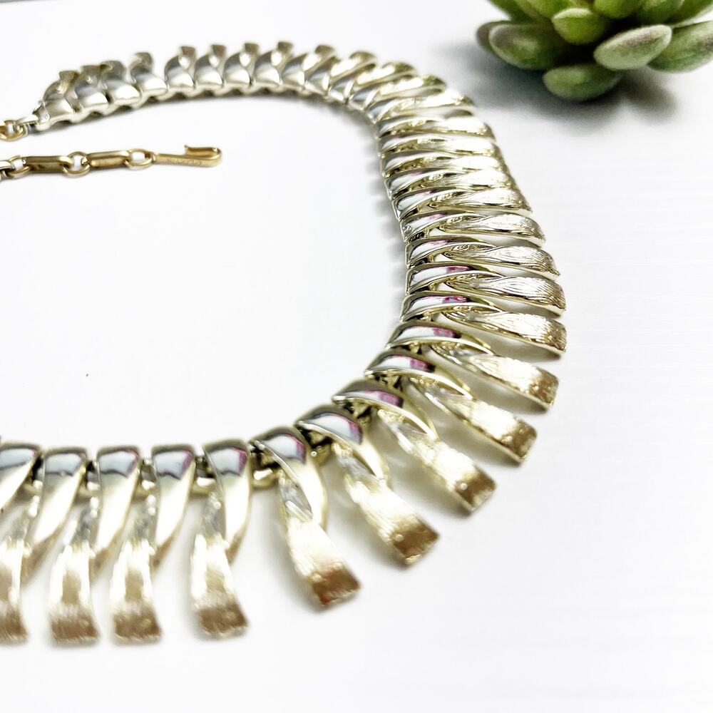 Coro Vintage Light Gold Wreath Collar Necklace - Picture 3 of 9